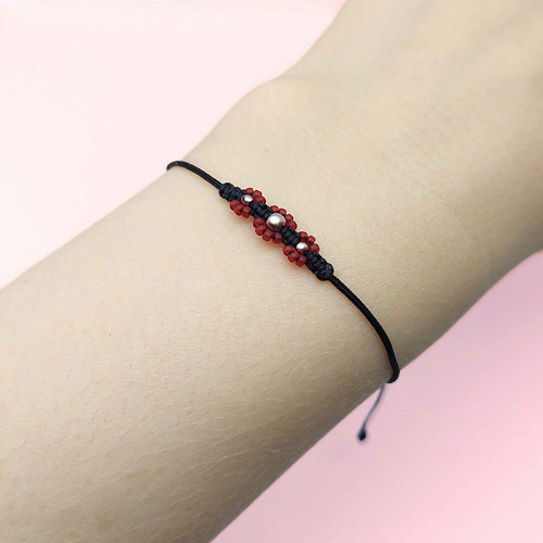 Červený minimalistický náramek s kytičkami