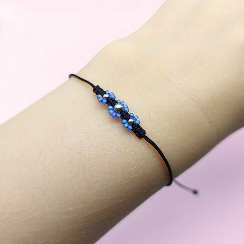 Modrý minimalistický náramek s kytičkami