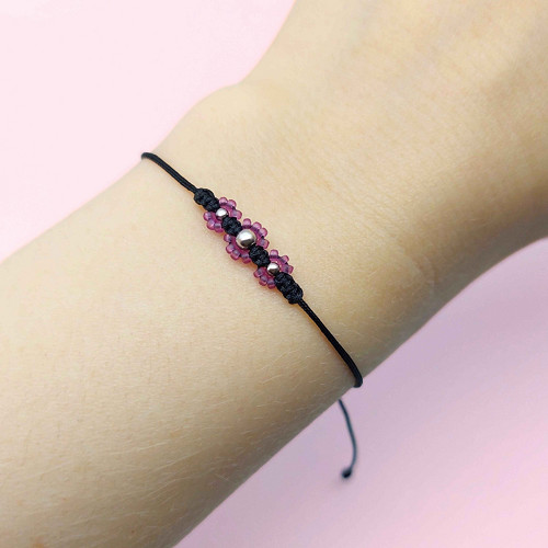 Fialový minimalistický náramek s kytičkami