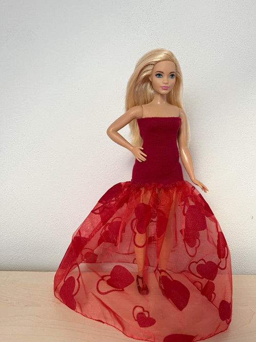 Šaty pro barbie červené se srdíčky