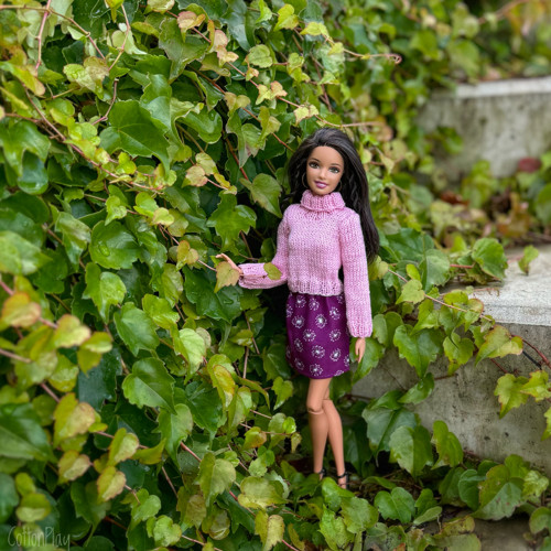 Suknička pro Barbie - purpurová s chmýřím