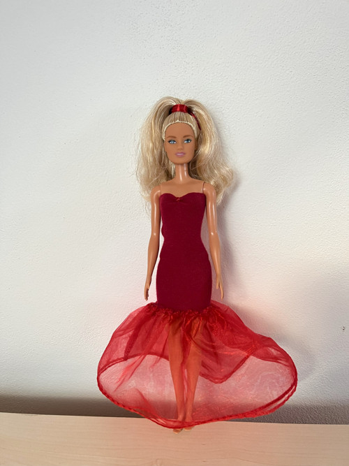 Šaty pro barbie červené