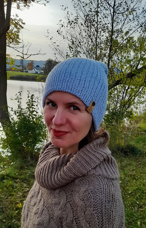 Pletená čepice z vlny alpaky, světle modrá.