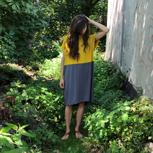 Šaty šedá antracit s hořčicí — foto 1