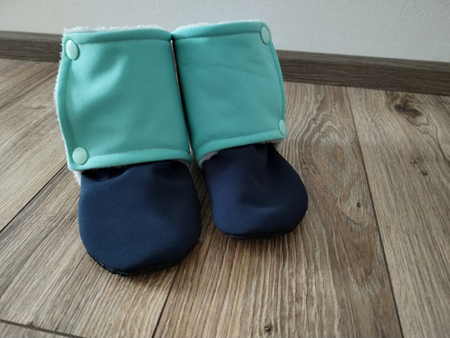 Capáčky ze softshellu do kočárku