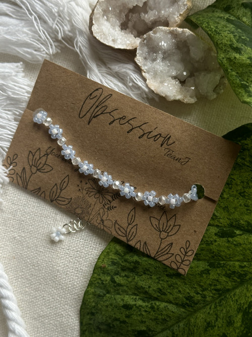 Květinový náramek White Pearl a modrá kvítka