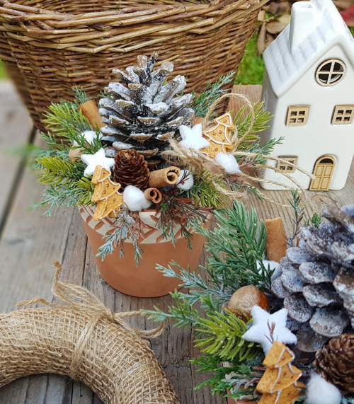 Vánoční dekorace se šiškou — foto 1