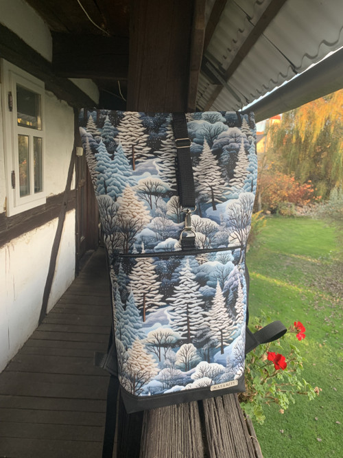 Modrý les - rolovací/překlápěcí batoh — foto 1