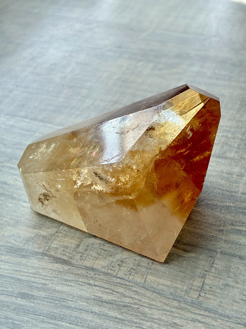 MEDOVÝ DUHOVÝ KALCIT - broušený minerál. 228 gr.