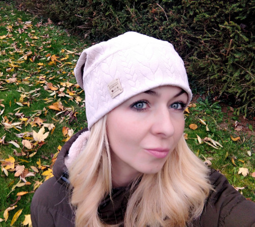 Béžová čepice copánková
