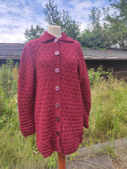 Ručně pletený vínový kabát s knoflíky