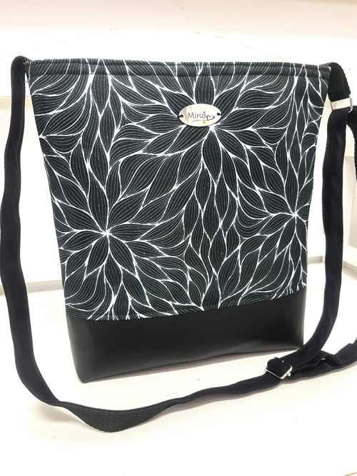 Crossbody - kabelka - černobílé květy