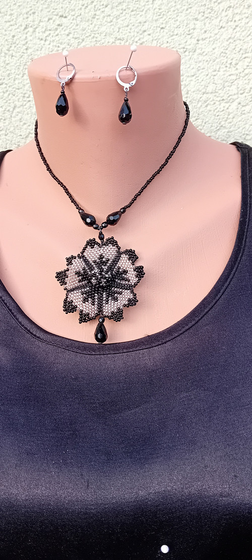 Náhrdelník - Seed Beaded Flower Necklace