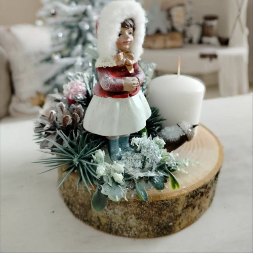 Zasněžený adventní svícen s holčičkou
