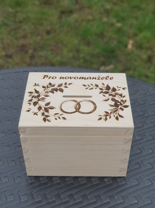Originální dřevěná pokladnička pro novomanžele