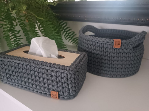 Set háčkovaného košíku a obalu na kapesníky