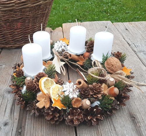 Adventní věneček v přírodním stylu — foto 1