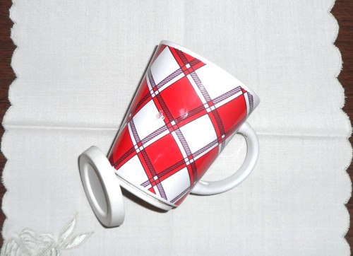 Porceláový HRNEK, ochranné gumové dno