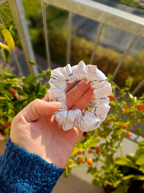 S Gumička saténová -White marble — foto 1