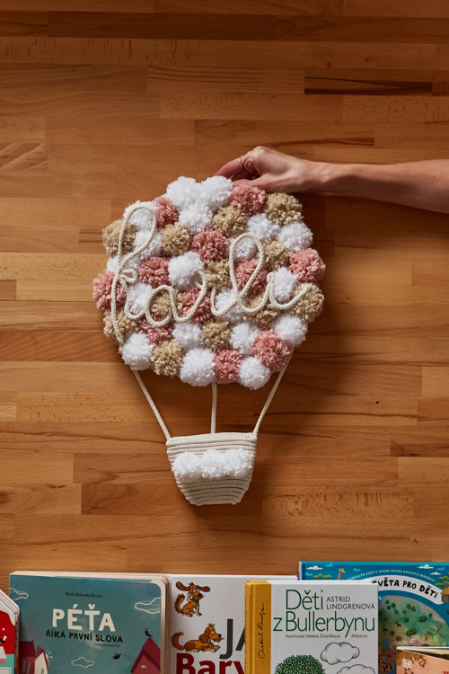 Barevný horkovzdušný balon z pom-pomů