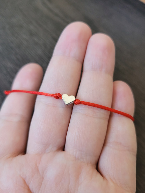 Ochranný saténový náramek se srdíčkem, kabbalah