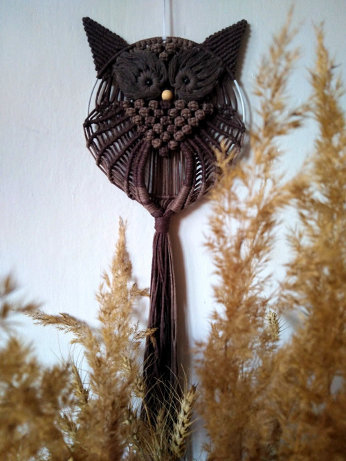 Amulet s posvátnou sovou, macramé