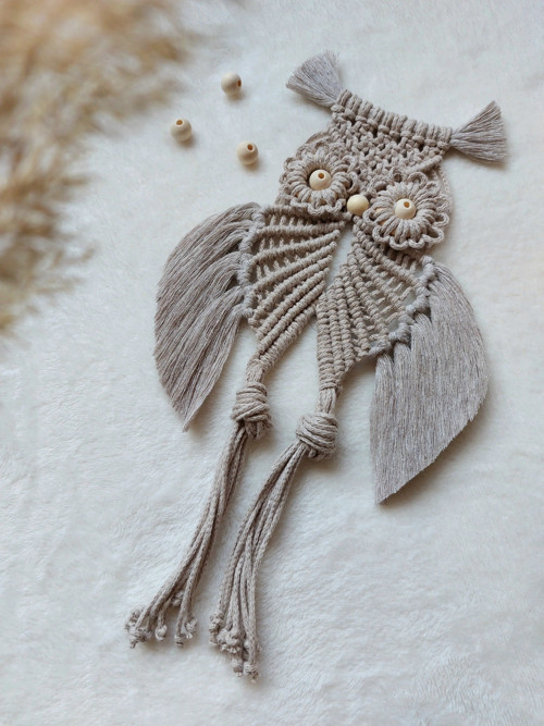Amulet s posvátnou sovou, macramé