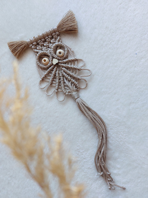 Amulet s posvátnou sovou, macramé