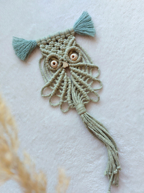 Amulet s posvátnou sovou, macramé