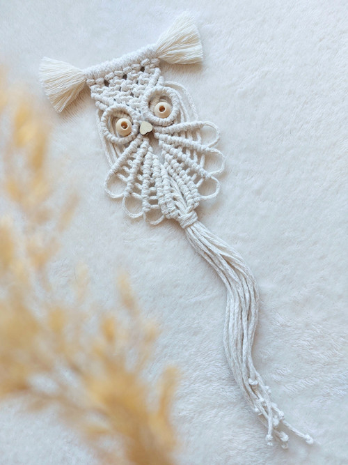 Amulet s posvátnou sovou, macramé