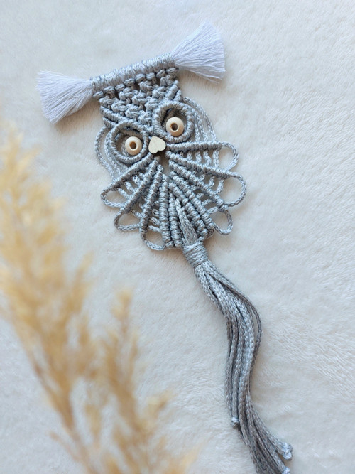 Amulet s posvátnou sovou, macramé