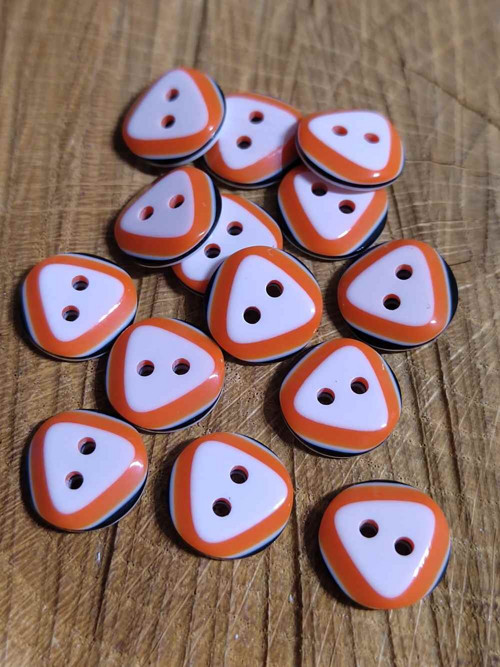 Knoflík dvoudírkový trojúhelník bílo oranžový