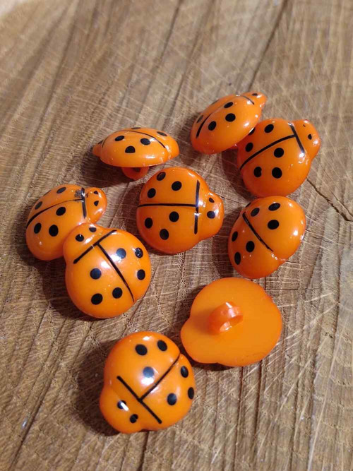 Knoflík beruška oranžová