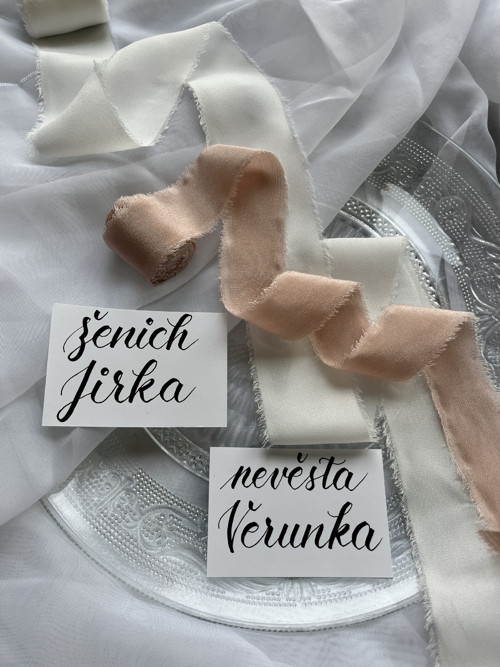 Ručně psané jmenovky na svatbu