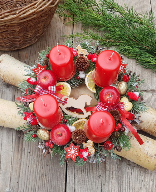 Malý adventní věneček s koníčkem — foto 1