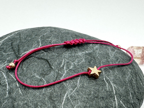 Pozlacený náramek - Tiny star (fuchsiová)