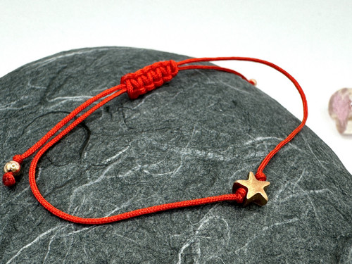 Pozlacený náramek - Tiny star (červená)