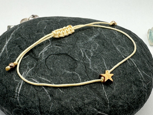 Pozlacený náramek - Tiny star (krémová)