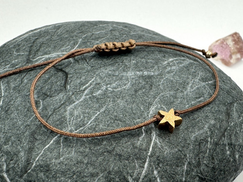 Pozlacený náramek - Tiny star (hnědá)