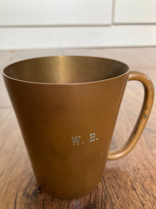 Měděný hrnek s monogramem W. B. — foto 1