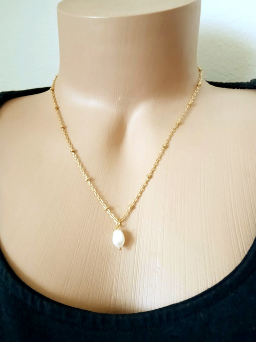 Pozlacený náhrdelník s ovalnou perličkou 45cm
