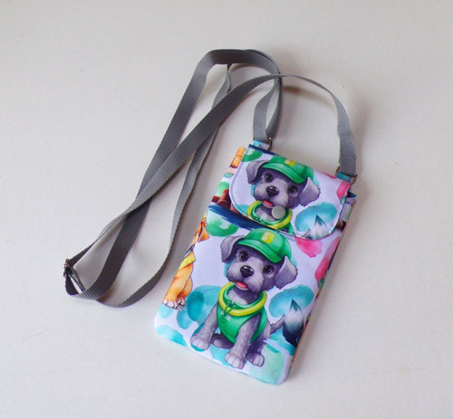 Kabelka na mobil crossbody - pejsek s kšiltovkou