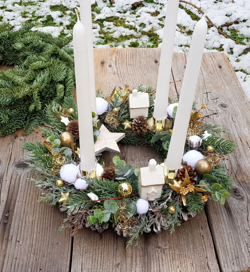 Adventní věneček s keramickými domečky — foto 1