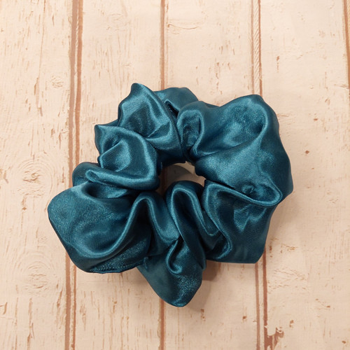 Scrunchie - saténová gumička do vlasů — foto 1