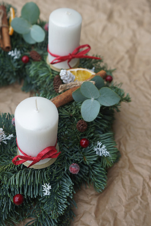 Adventní věnec s bílými svíčkami a mašle