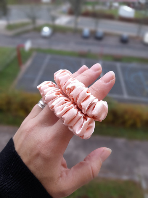 XS Gumička saténová BROSKVOVÁ SVĚTLÁ