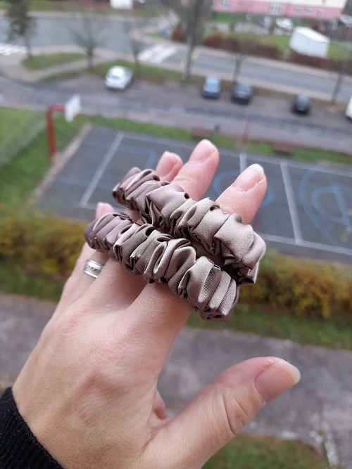 XS Gumička saténová HNĚDÁ TAUPE