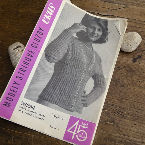 VKUS 55294 ... Dívčí pletená vesta — foto 1