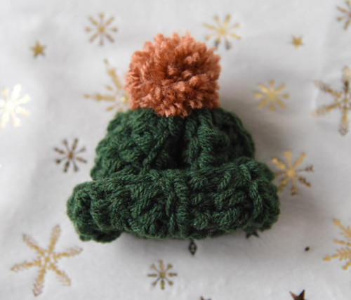 Háčkovaná brož kulich / čepice / beanie