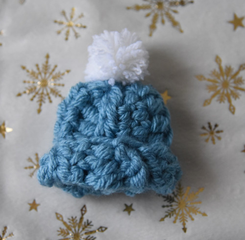 Háčkovaná brož kulich / čepice / beanie